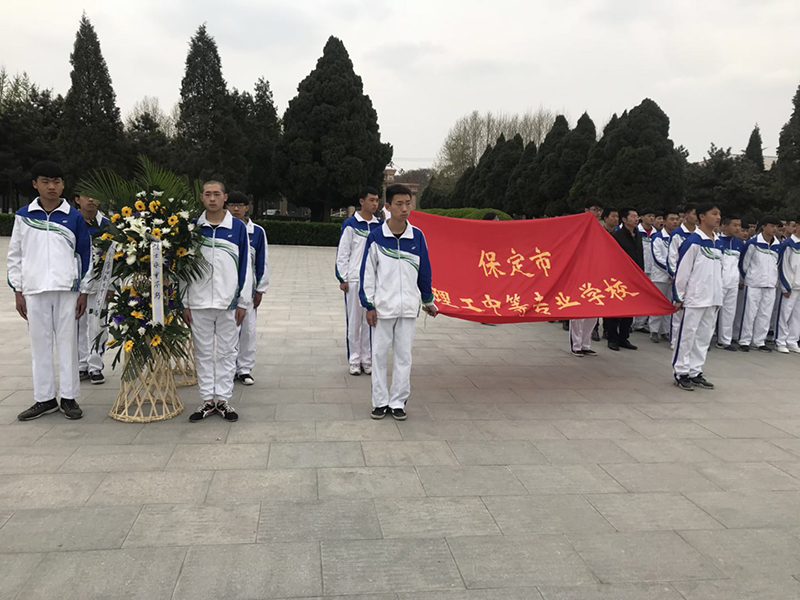 清明感恩绸未雨，四月飘雪慰英灵