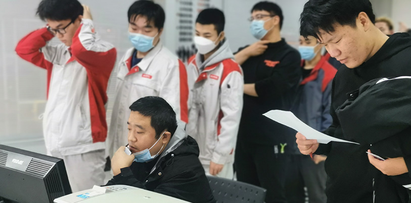 我校“教师工作站”的老师们到实习企业为顶岗实习的学生进行现场采集信息和高考报名
